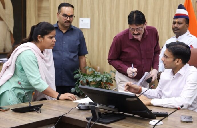 डीएम के आक्रमक रवैया देख विधवा फरियादी को मिला न्याय