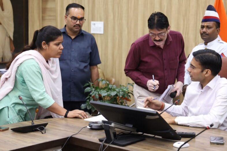 डीएम के आक्रमक रवैया देख विधवा फरियादी को मिला न्याय