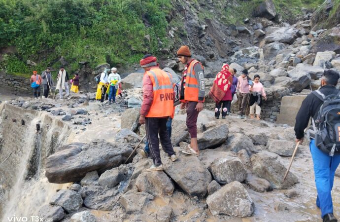 लगातार हो रही बारिश के चलते यात्रा में आई भारी कमी