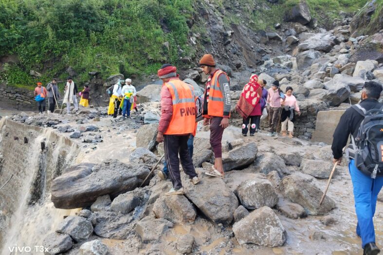 लगातार हो रही बारिश के चलते यात्रा में आई भारी कमी