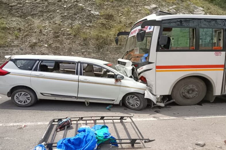 बस और कार की टक्कर में छह लोग घायल
