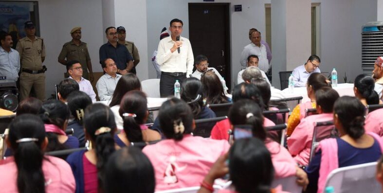 आशा की पिंक ड्रेस ही है अब हेल्थ सिस्टम की पहचानः डीएम