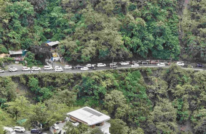 वीकेंड पर मसूरी से कुठालगेट तक लगा 6 किलोमीटर लंबा जाम, ट्रैफिक व्यवस्था हुइ धड़ाम