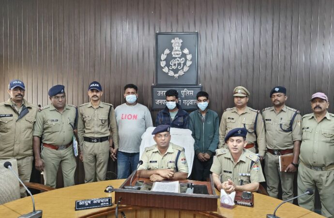 चोरी किए गए बिजली के तार व लोहे के एंगल सहित तीन गिरफ्तार