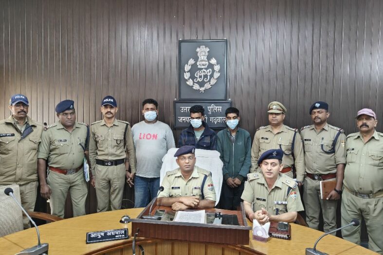 चोरी किए गए बिजली के तार व लोहे के एंगल सहित तीन गिरफ्तार