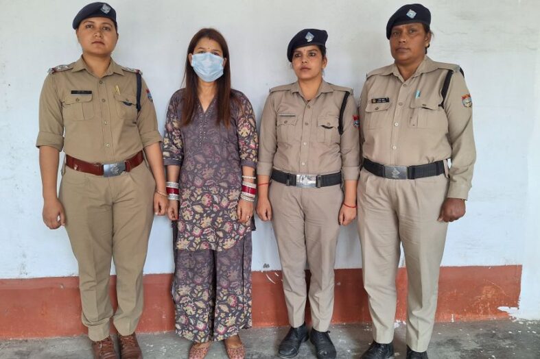 दिन दहाड़े युवक की गला रेतकर हत्या