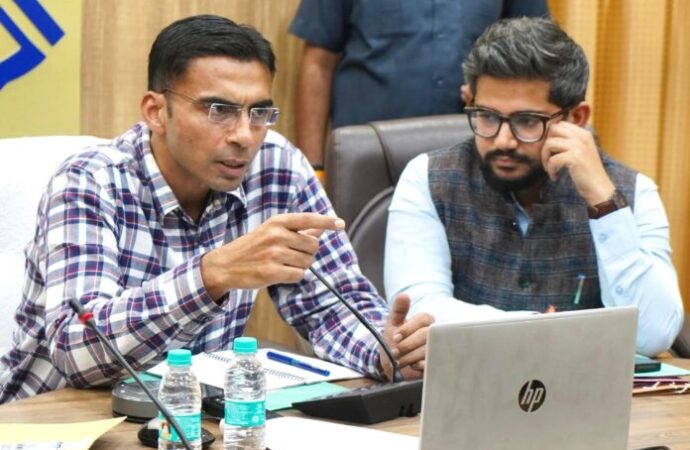 प्रशासन की सख्ती से स्कूल प्रबधन ने जमा कराई 5,72,000 की पेनल्टी