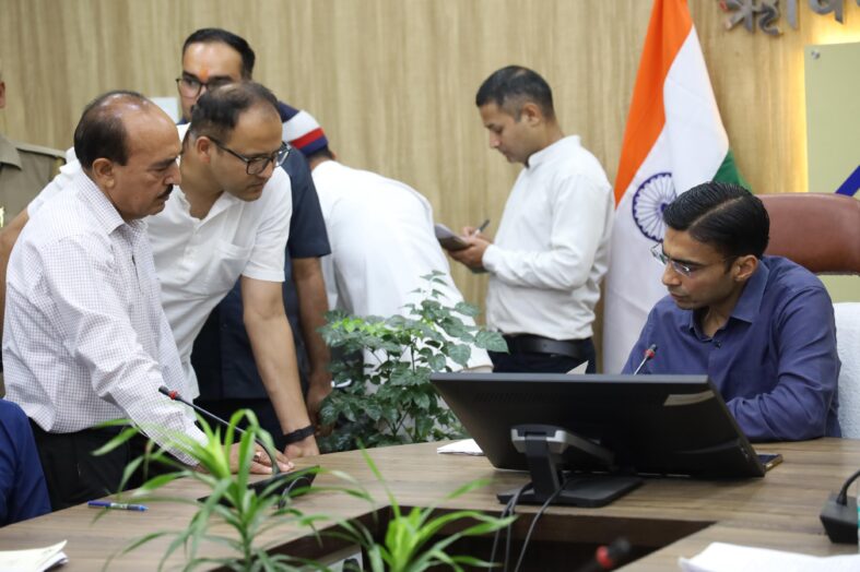 डीएम ने आरटीओ, एआरटीओ और अधिशासी अभियंता का वेतना रोका