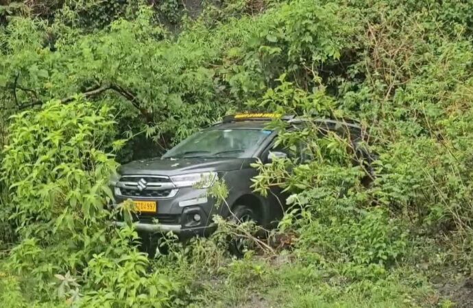  सैल्फी लेने के चक्कर में अनियंत्रित होकर खाई में पर्यटकों की कार