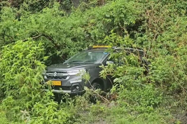  सैल्फी लेने के चक्कर में अनियंत्रित होकर खाई में पर्यटकों की कार