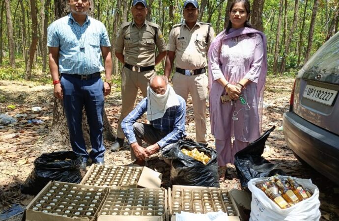 लाखों के नकली अंग्रेजी शराब के खाली पव्वे, जाली मोनोग्राम बरामद,एक दबोचा