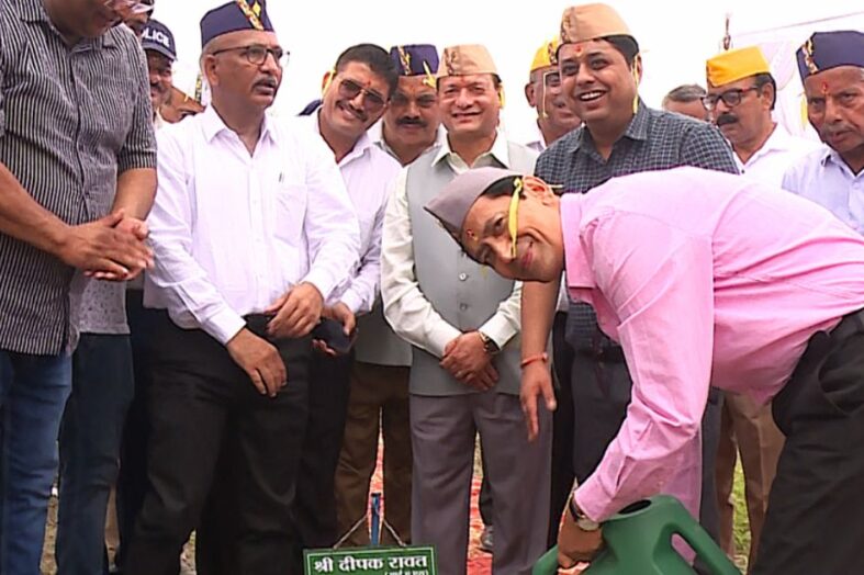 हरेला पर्व पर पंतनगर विश्वविद्यालय में वृक्षारोपण कार्यक्रम आयोजित