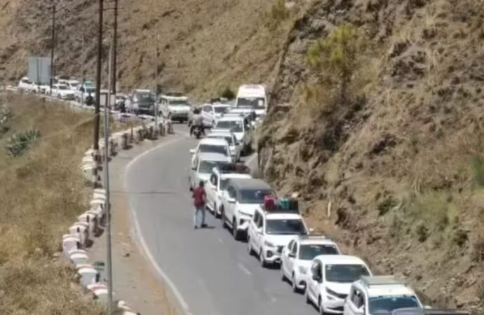 यह कैसा पर्यटन : ट्रैफिक जाम से जूझता उत्तराखंड