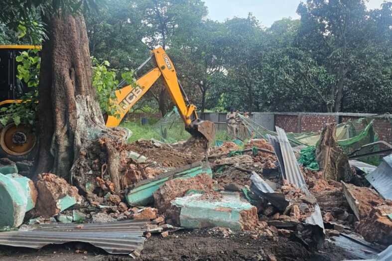 कुंडेश्वरी में अवैध मजारों पर चला बुलडोजर, पांच अवैध मजारों को किया गया ध्वस्त