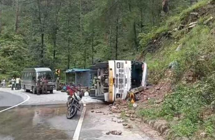 बदरीनाथ हाईवे पर सेना के जवानों की बस पलटी, कुछ जवानों को लगी हल्की चोटें