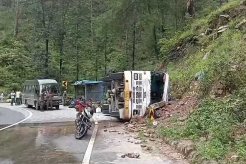बदरीनाथ हाईवे पर सेना के जवानों की बस पलटी, कुछ जवानों को लगी हल्की चोटें