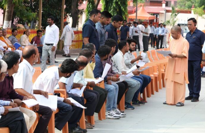 जनता दर्शन में सीएम योगी को पंखुड़ी ने सुनाई अपनी मजबूरी – महाराज जी मैं पढ़ना चाहती हूं, फीस देने में हो रही दिक्कत