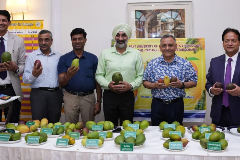 दिल्ली में ​हुए आम महोत्सव में सीडीएस, वायु सेना प्रमुख समेत कई जानेमाने अधिकारियों ने लिया रसीले आमों का स्वाद।