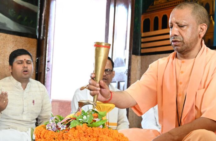 सीएम योगी ने जल, दूध एवं ऋतुफल के रस से किया रुद्राभिषेक