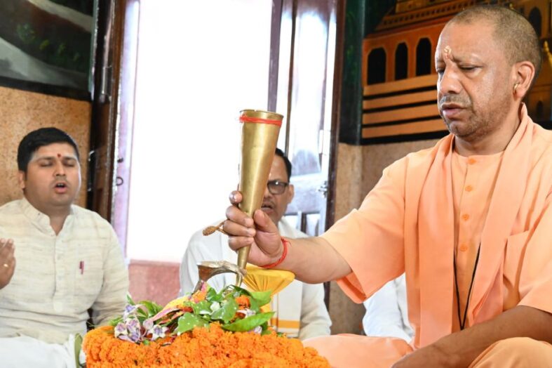 सीएम योगी ने जल, दूध एवं ऋतुफल के रस से किया रुद्राभिषेक