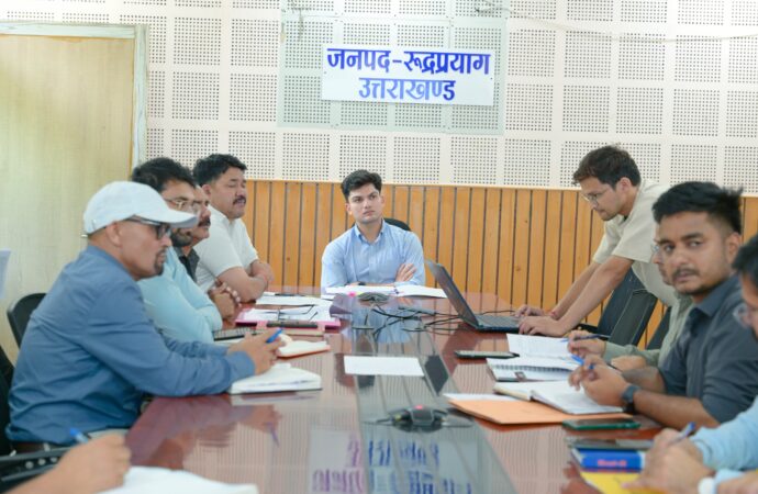केदारनाथ परियोजना के लंबित मुद्दों को लेकर अधिकारियों के साथ मंथन