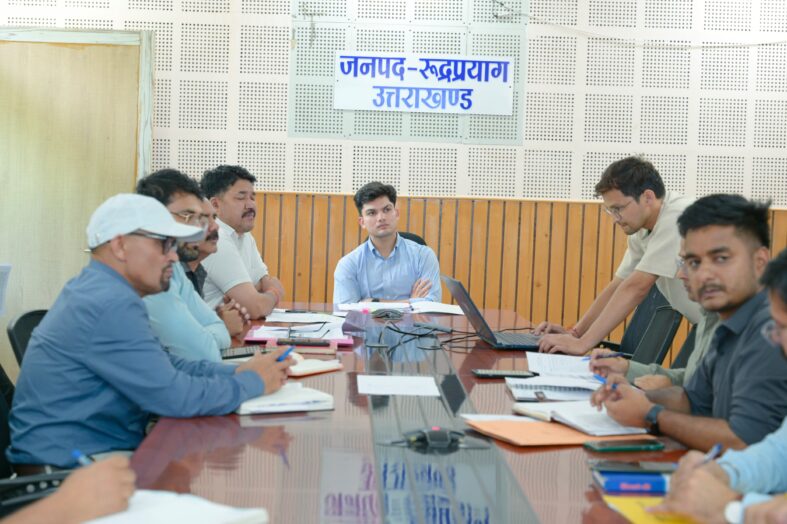 केदारनाथ परियोजना के लंबित मुद्दों को लेकर अधिकारियों के साथ मंथन