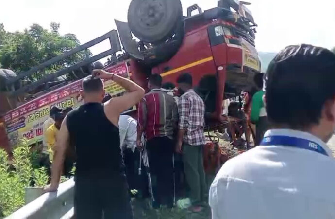 कावंडियों के ट्रक के पलटने से 3 की मौत 14 गंभीर घायल