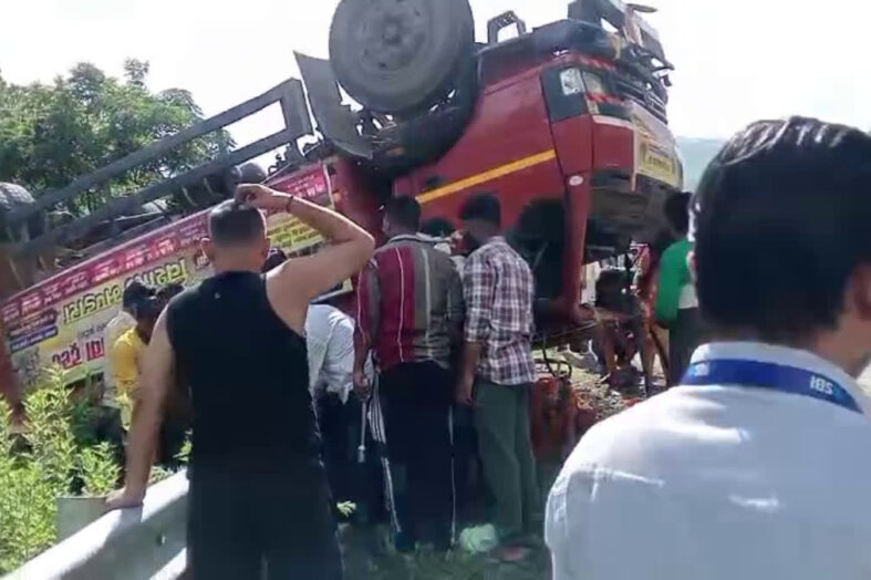 कावंडियों के ट्रक के पलटने से 3 की मौत 14 गंभीर घायल