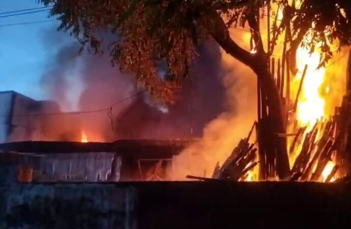 वेडिंग पॉइंट में लगी भीषण आग, सारा सामान और पांच वाहन जलकर खाक