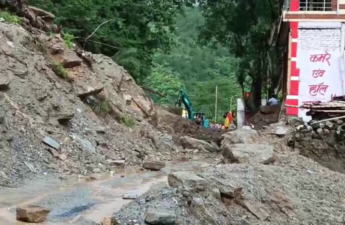 चारधाम यात्रा मार्ग पर लैंडस्लाइड के कारण हो रही मुश्किलें