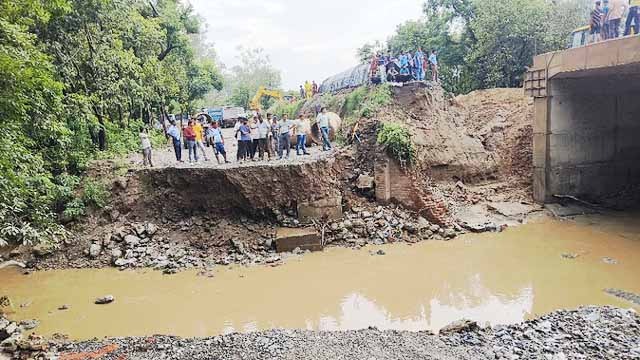 कोटद्वार-पौड़ी और कोटद्वार-नजीबाबाद के बीच जगह पर ध्वस्त हुआ हाईवे