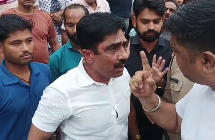 ऋषिकेश मेयर व कांग्रेसी नेता की बीच सड़क पर तीखी नोकझोंक