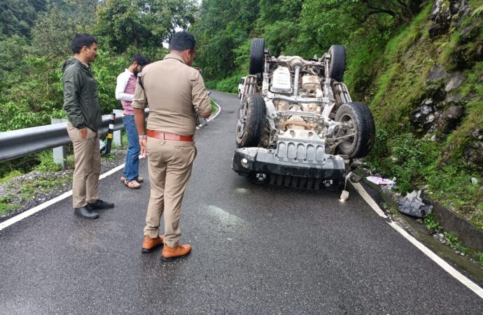  तेज रफतार महिंद्रा थार वाहन पहाड़ से टकराकर पर पलटी, दो घायल