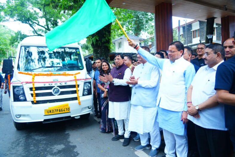 सीएम धामी ने दिखाई 20 टेम्पो ट्रैवलर को हरी झंडी