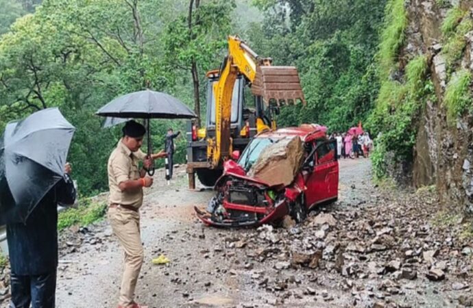 नीलकंठ मार्ग पर बड़ा हादसा टला, कार पर गिरा भारी पत्थर, सभी यात्री सुरक्षित