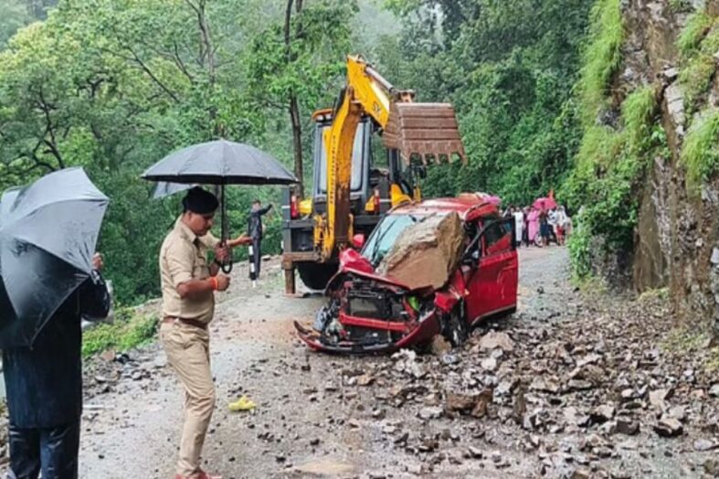 नीलकंठ मार्ग पर बड़ा हादसा टला, कार पर गिरा भारी पत्थर, सभी यात्री सुरक्षित