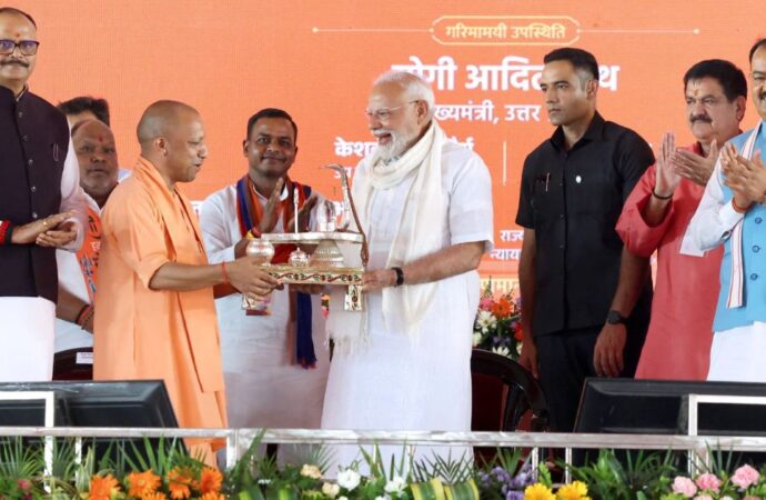 सीएम योगी ने पीएम मोदी को भेंट की जीआई क्राफ्ट निर्मित अद्भुत शिवलिंग, नंदी और त्रिशूल