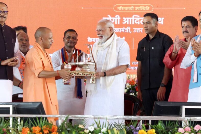 सीएम योगी ने पीएम मोदी को भेंट की जीआई क्राफ्ट निर्मित अद्भुत शिवलिंग, नंदी और त्रिशूल