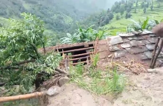 आपदा के छह दिन बाद भी प्रशासन नदारद, जैंती डांग के ग्रामीणों का फूटा ग़ुस्सा