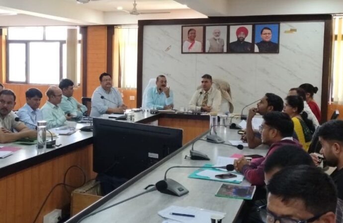 अल्मोड़ा में सचिव दीपक कुमार की समीक्षा बैठक सम्पन्न, नवाचारों की सराहना