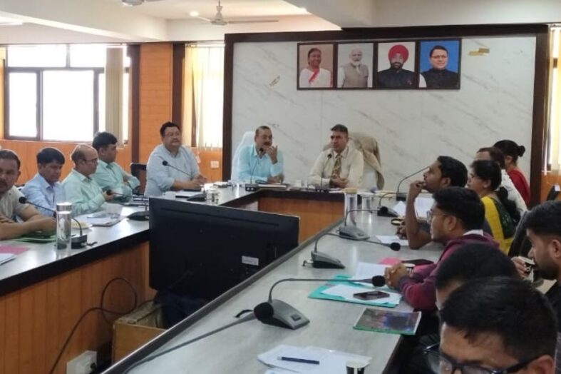 अल्मोड़ा में सचिव दीपक कुमार की समीक्षा बैठक सम्पन्न, नवाचारों की सराहना