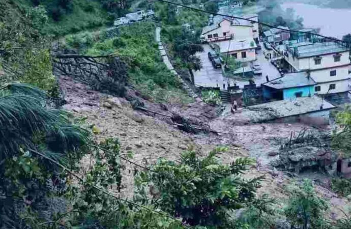 थराली में बादल फटने से तबाही, तहसील परिसर सहित कई घर क्षतिग्रस्त