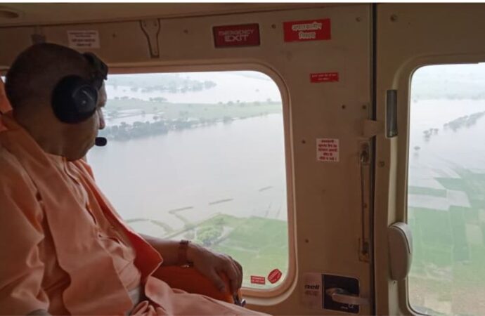 सीएम योगी ने किया गाजीपुर में बाढ़ का हवाई सर्वेक्षण, राहत कार्यों को लेकर दिए अहम निर्देश