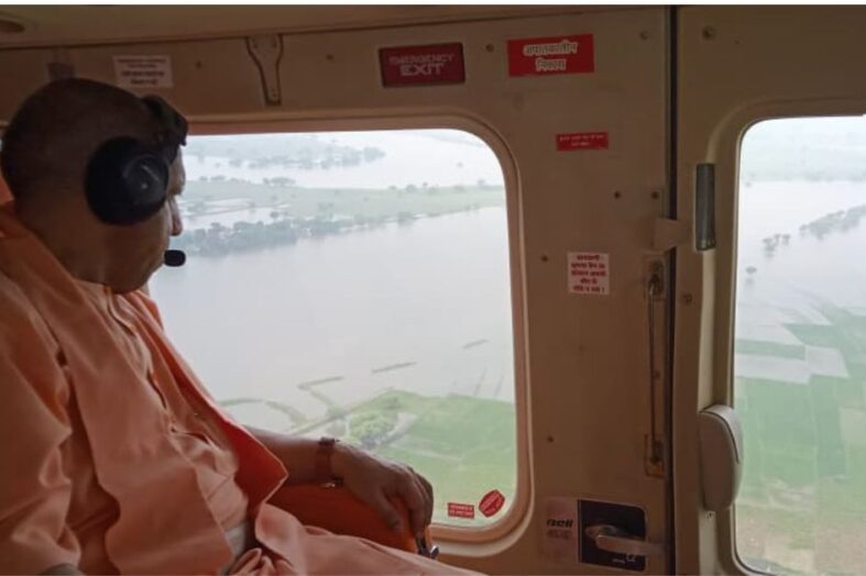 सीएम योगी ने किया गाजीपुर में बाढ़ का हवाई सर्वेक्षण, राहत कार्यों को लेकर दिए अहम निर्देश
