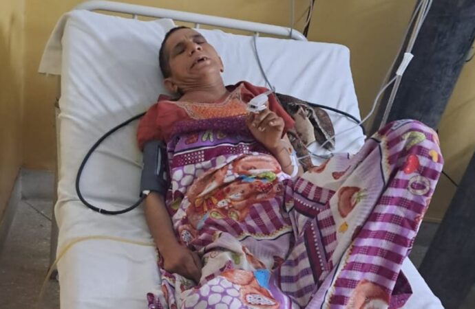 गांव की जख्मी महिला इलाज के लिए भटकती रही, 24 घंटे तक नहीं मिला समुचित इलाज