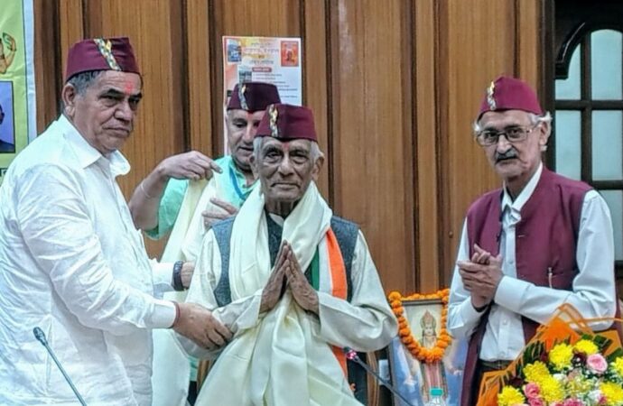 आयुर्वेद दिवस पर ‘स्थौल्य चिकित्सा एवं नियंत्रण’ विषयक पुस्तक का लोकार्पण