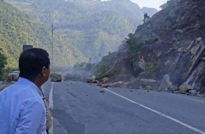 भूस्खलन की चपेट में आने से बाल-बाल बचे सांसद अनिल बलूनी, सोशल मीडिया में वीडियो हो रहा है वायरल