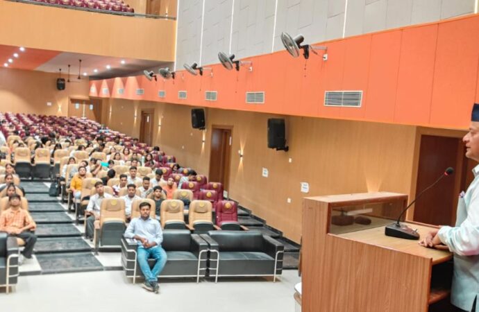 दीक्षारंभ में नवागंतुकों को कुलपति द्वारा दी गई प्रेरणादायी दीक्षा