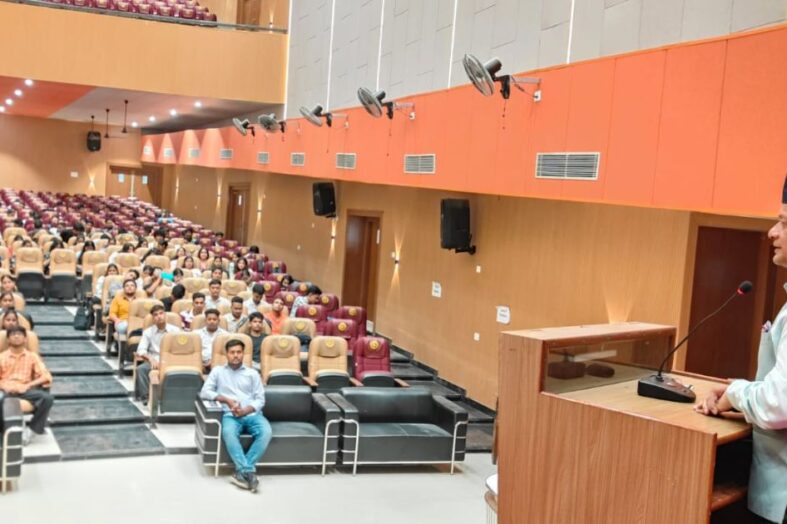 दीक्षारंभ में नवागंतुकों को कुलपति द्वारा दी गई प्रेरणादायी दीक्षा