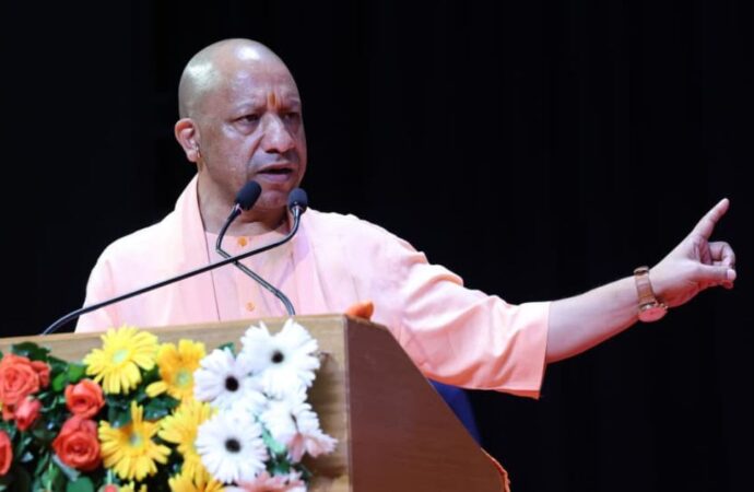 सरकारी जमीनों से तत्काल प्रभाव से हटवाएं अवैध कब्जे : सीएम योगी